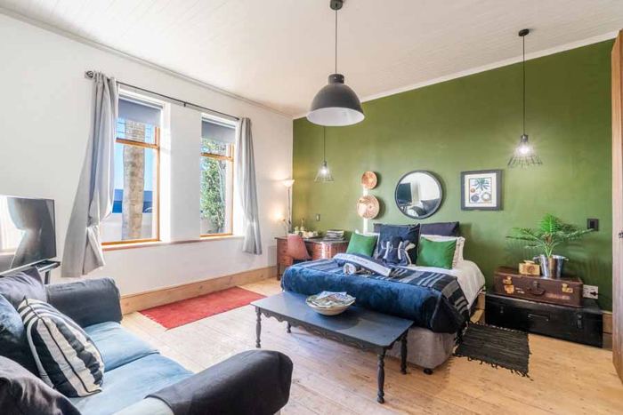 Green bedroom with lounge area in the Main Villa