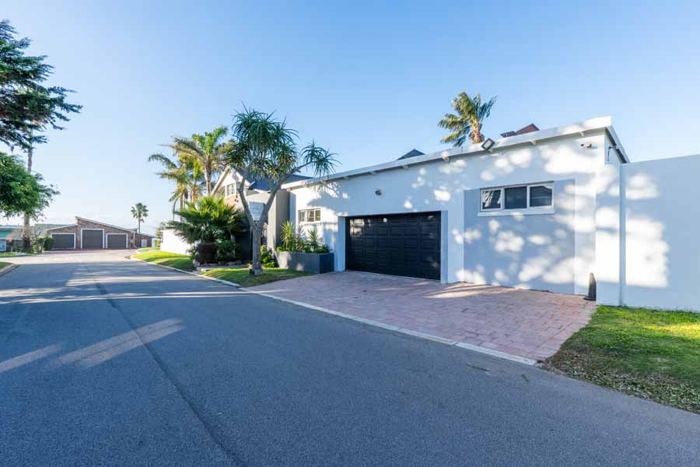 Street entrance and secure garage at Villa Palmera, 86 Bruns Street, Mossel Bay